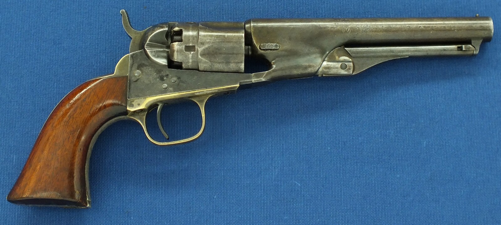 An antique American Colt model 1862 Police 5 shot percussion Revolver. 36 caliber, 5,5 inch barrel with Hartford address. Length 28,5cm. In very good condition. Price 2.750 euro