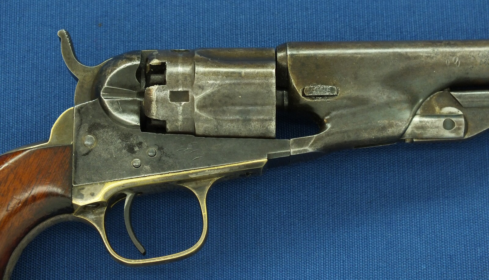 An antique American Colt model 1862 Police 5 shot percussion Revolver. 36 caliber, 5,5 inch barrel with Hartford address. Length 28,5cm. In very good condition. Price 2.750 euro