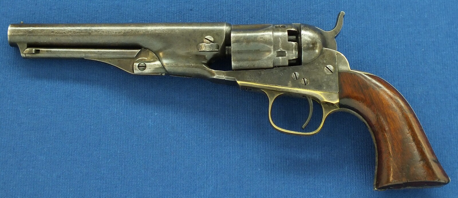 An antique American Colt model 1862 Police 5 shot percussion Revolver. 36 caliber, 5,5 inch barrel with Hartford address. Length 28,5cm. In very good condition. Price 2.750 euro
