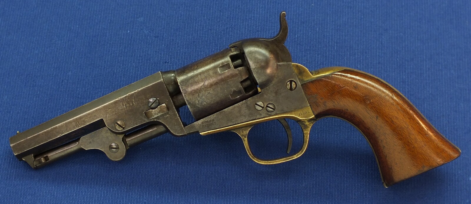 An antique American Colt Pocket Model 1849 6 shot 31 caliber single action Percussion Revolver with 4 inch barrel with one line New York address. Length 25cm. In very good condition. Price 2.250 euro