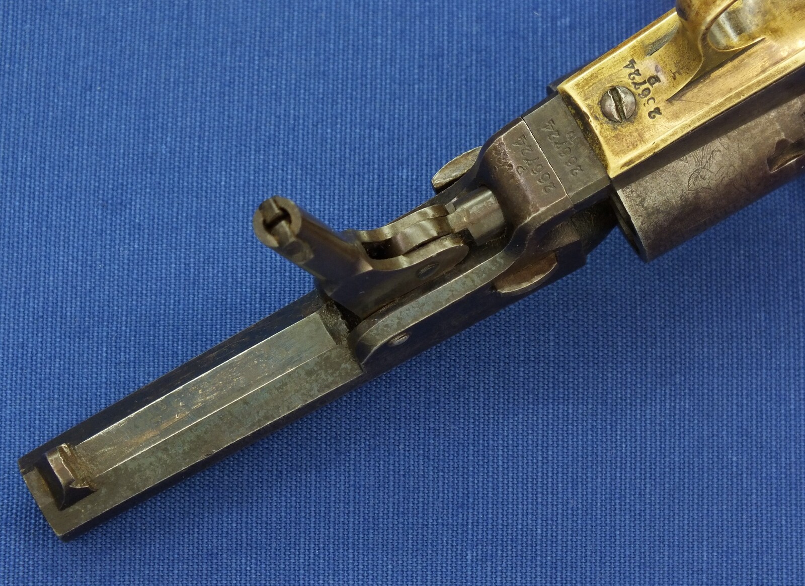 An antique American Colt Pocket Model 1849 6 shot 31 caliber single action Percussion Revolver with 4 inch barrel with one line New York address. Length 25cm. In very good condition. Price 2.250 euro