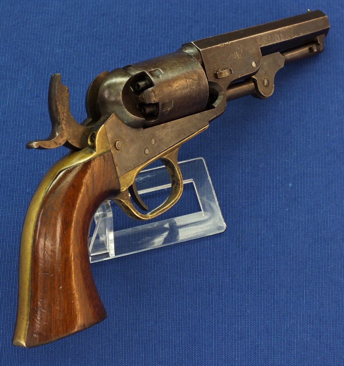 An antique American Colt Pocket Model 1849 6 shot 31 caliber single action Percussion Revolver with 4 inch barrel with one line New York address. Length 25cm. In very good condition. Price 2.250 euro