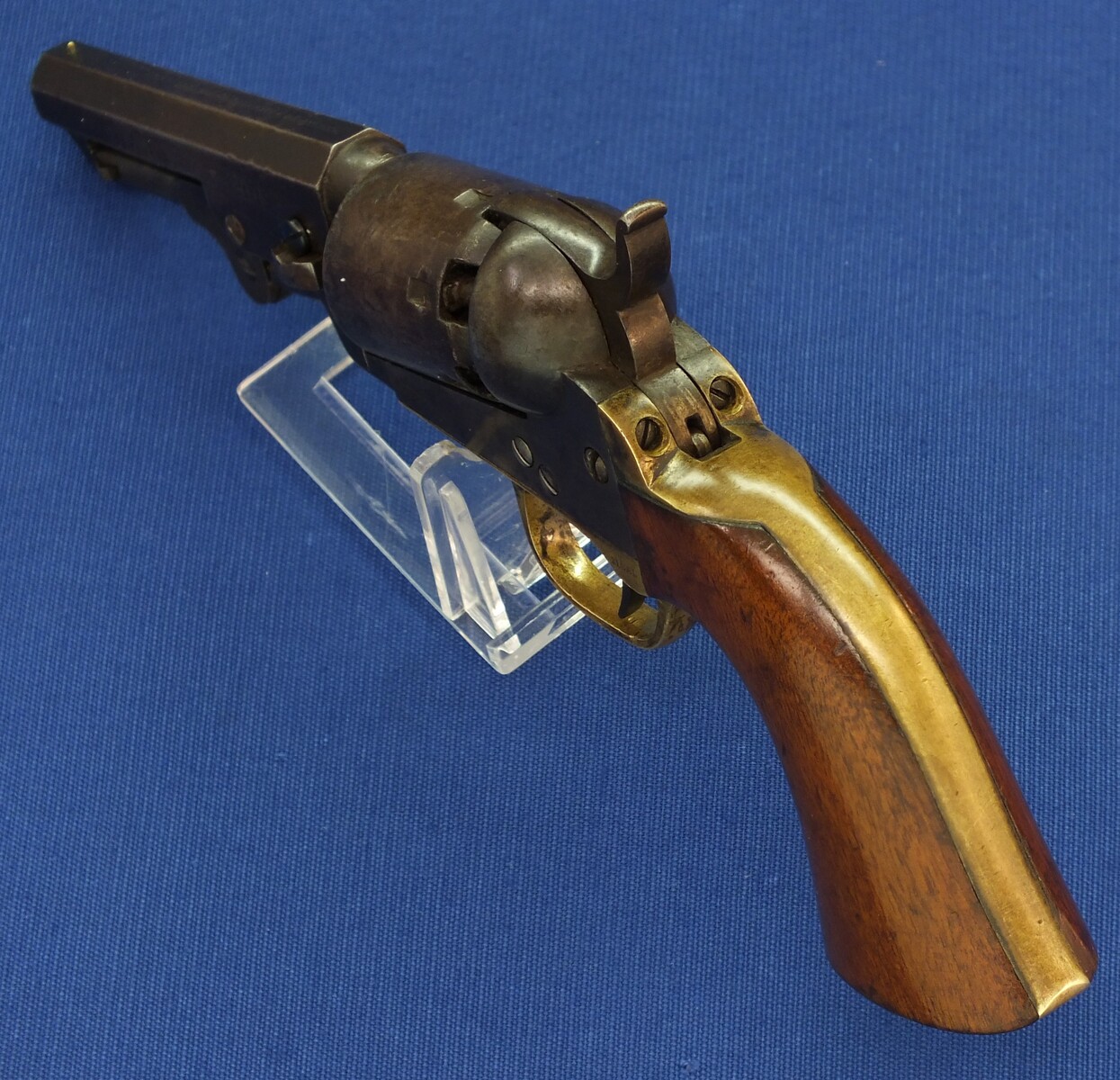 An antique American Colt Pocket Model 1849 6 shot 31 caliber single action Percussion Revolver with 4 inch barrel with one line New York address. Length 25cm. In very good condition. Price 2.250 euro