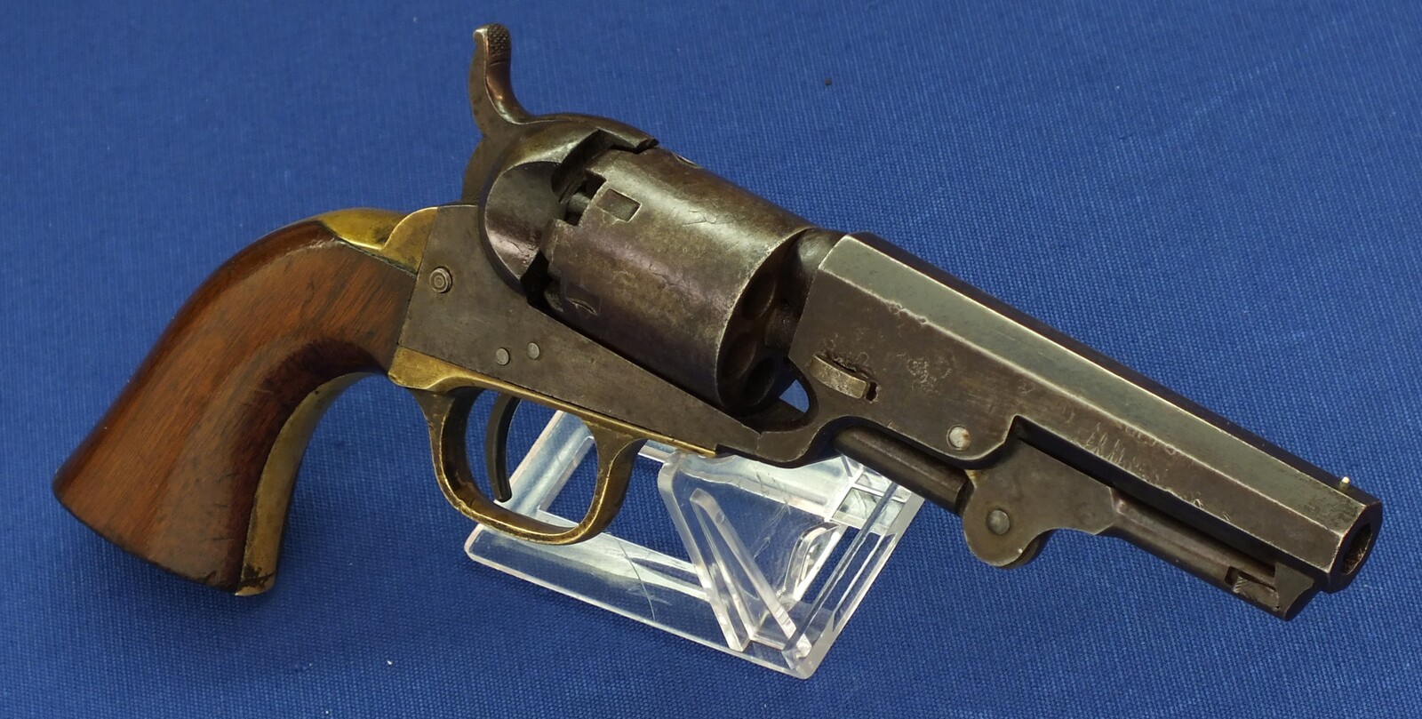 An antique American Colt Pocket Model 1849 6 shot 31 caliber single action Percussion Revolver with 4 inch barrel with one line New York address. Length 25cm. In very good condition. Price 2.250 euro
