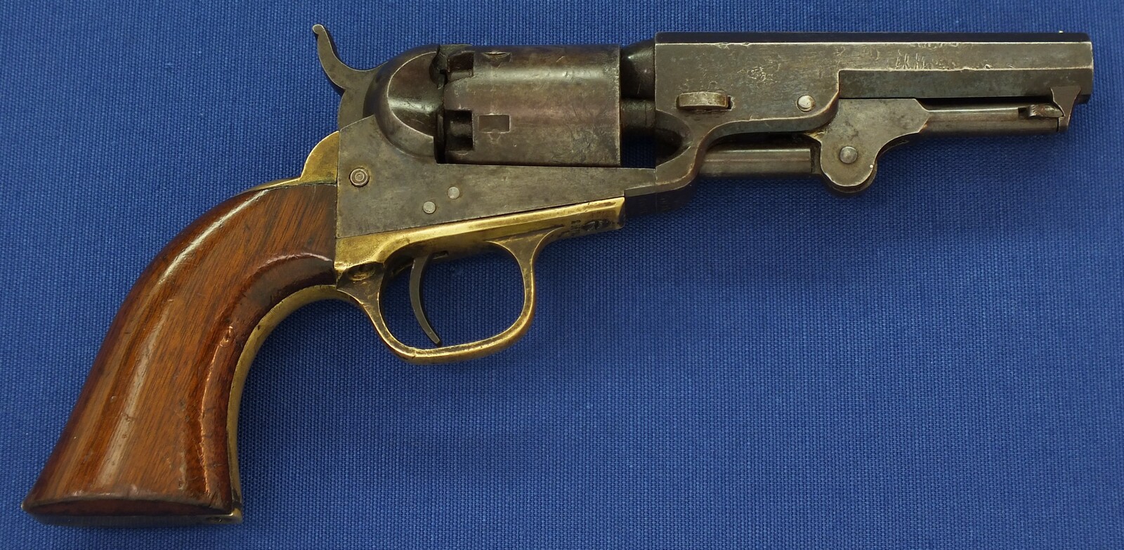 An antique American Colt Pocket Model 1849 6 shot 31 caliber single action Percussion Revolver with 4 inch barrel with one line New York address. Length 25cm. In very good condition. Price 2.250 euro