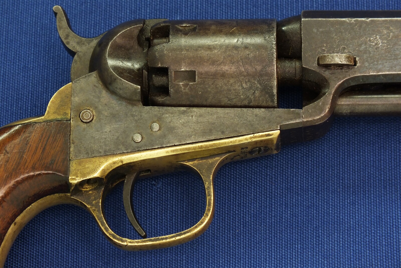 An antique American Colt Pocket Model 1849 6 shot 31 caliber single action Percussion Revolver with 4 inch barrel with one line New York address. Length 25cm. In very good condition. Price 2.250 euro