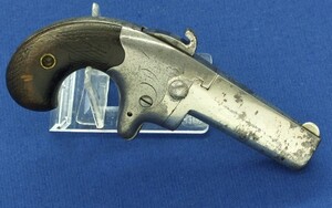 An antique American Colt second model Deringer. Caliber .41 Rimfire, 2,5 inch barrel with Colt Hartford address. In very good condition. Price 1.250 euro