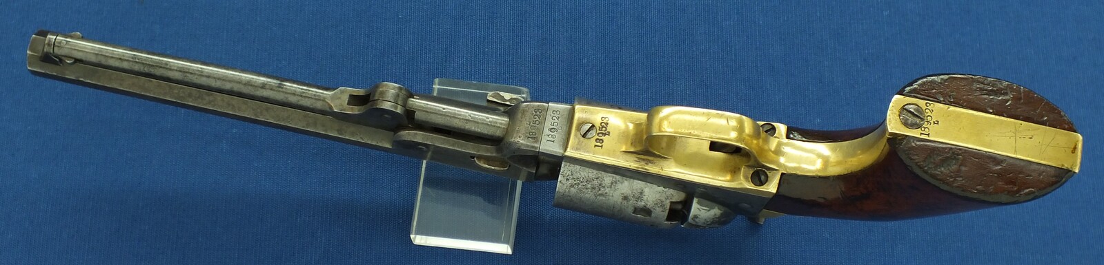 An antique American made Colt 4th Model 1851 Navy 6 shot percussion Revolver for export to England. 36 Caliber, 7,5 inch barrel. Length 35cm. In good/very good condition. Price 2.450 euro.