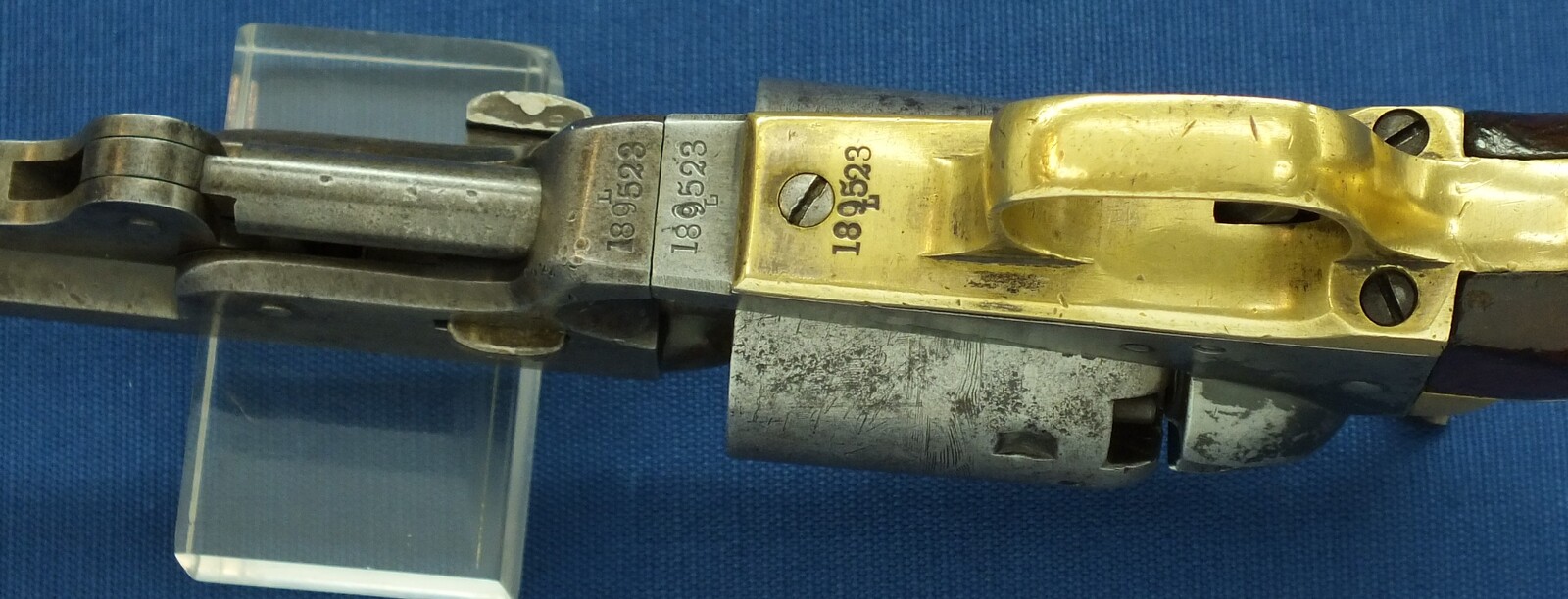 An antique American made Colt 4th Model 1851 Navy 6 shot percussion Revolver for export to England. 36 Caliber, 7,5 inch barrel. Length 35cm. In good/very good condition. Price 2.450 euro.
