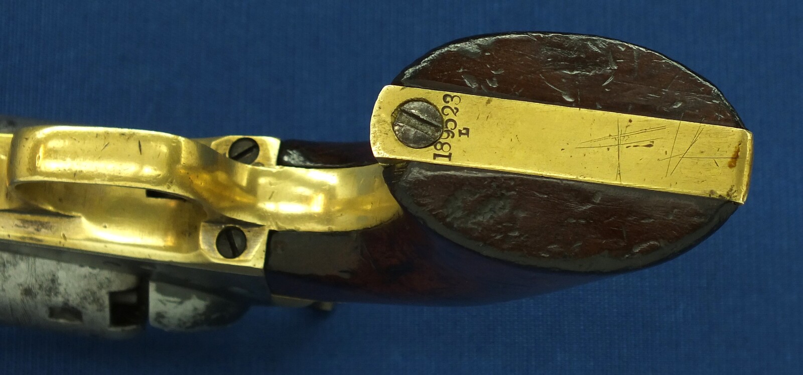 An antique American made Colt 4th Model 1851 Navy 6 shot percussion Revolver for export to England. 36 Caliber, 7,5 inch barrel. Length 35cm. In good/very good condition. Price 2.450 euro.