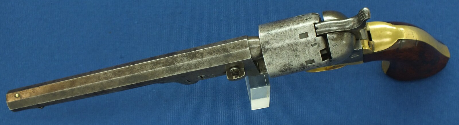 An antique American made Colt 4th Model 1851 Navy 6 shot percussion Revolver for export to England. 36 Caliber, 7,5 inch barrel. Length 35cm. In good/very good condition. Price 2.450 euro.