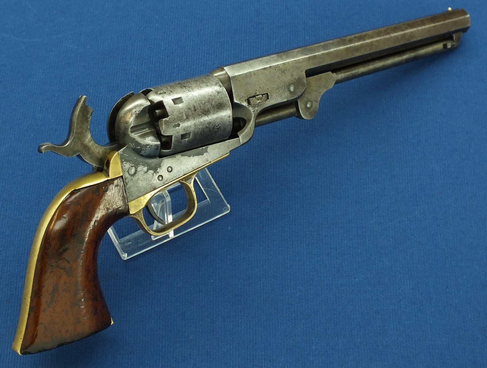 An antique American made Colt 4th Model 1851 Navy 6 shot percussion Revolver for export to England. 36 Caliber, 7,5 inch barrel. Length 35cm. In good/very good condition. Price 2.450 euro.