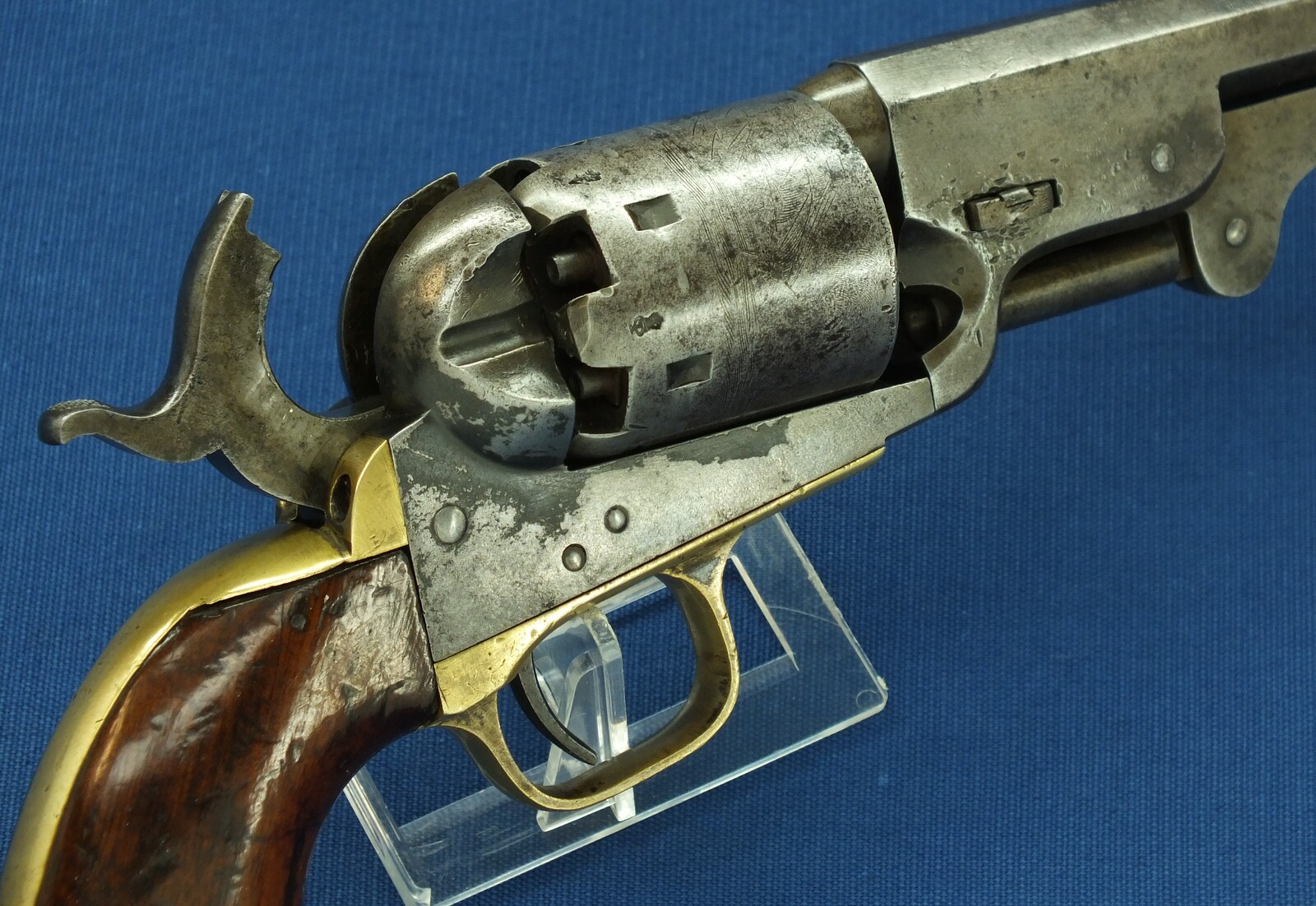 An antique American made Colt 4th Model 1851 Navy 6 shot percussion Revolver for export to England. 36 Caliber, 7,5 inch barrel. Length 35cm. In good/very good condition. Price 2.450 euro.