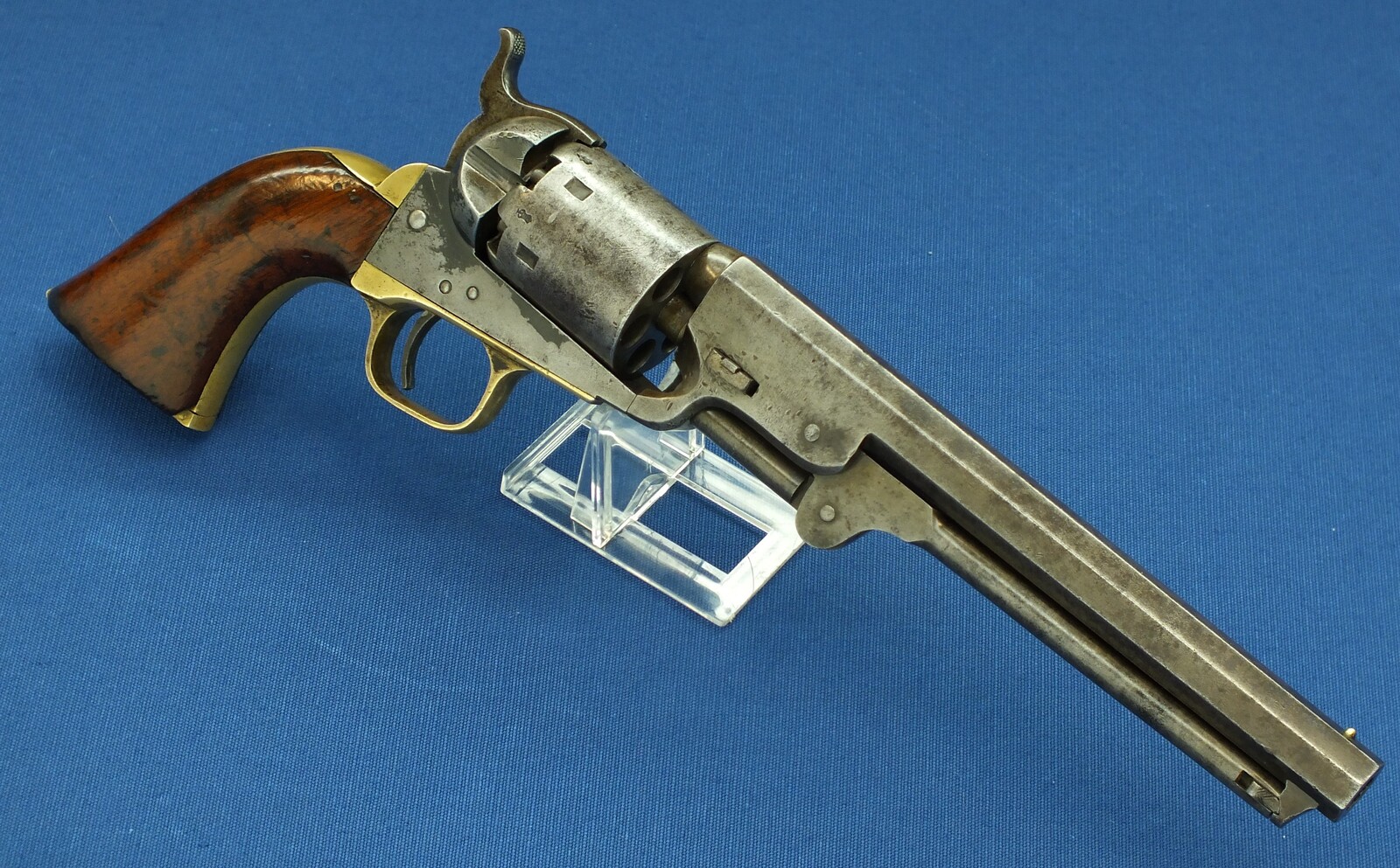 An antique American made Colt 4th Model 1851 Navy 6 shot percussion Revolver for export to England. 36 Caliber, 7,5 inch barrel. Length 35cm. In good/very good condition. Price 2.450 euro.