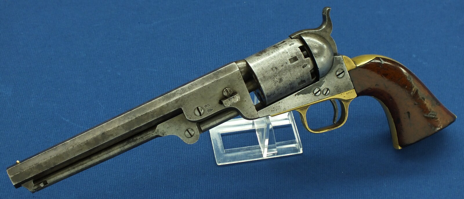 An antique American made Colt 4th Model 1851 Navy 6 shot percussion Revolver for export to England. 36 Caliber, 7,5 inch barrel. Length 35cm. In good/very good condition. Price 2.450 euro.