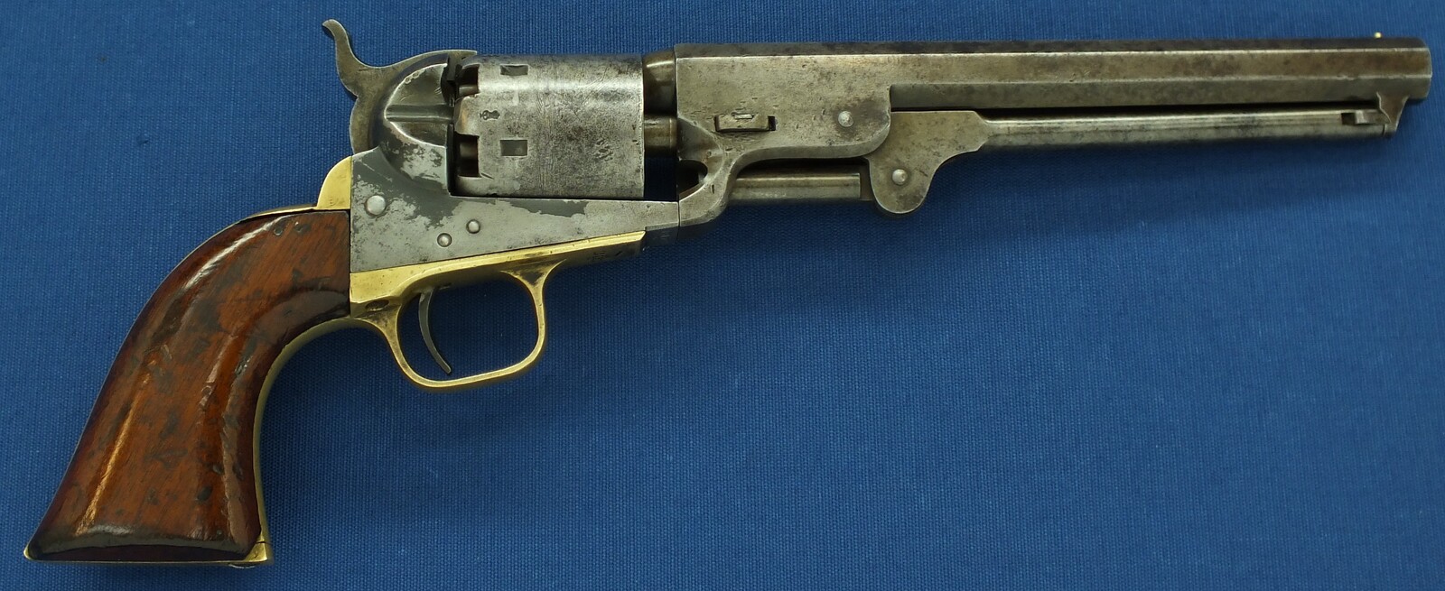 An antique American made Colt 4th Model 1851 Navy 6 shot percussion Revolver for export to England. 36 Caliber, 7,5 inch barrel. Length 35cm. In good/very good condition. Price 2.450 euro.
