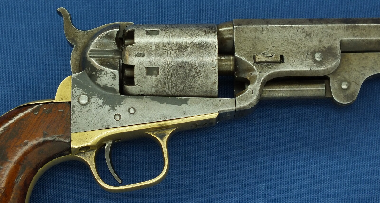 An antique American made Colt 4th Model 1851 Navy 6 shot percussion Revolver for export to England. 36 Caliber, 7,5 inch barrel. Length 35cm. In good/very good condition. Price 2.450 euro.