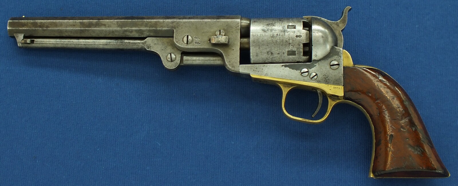 An antique American made Colt 4th Model 1851 Navy 6 shot percussion Revolver for export to England. 36 Caliber, 7,5 inch barrel. Length 35cm. In good/very good condition. Price 2.450 euro.
