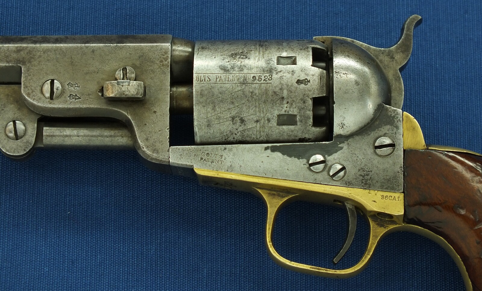An antique American made Colt 4th Model 1851 Navy 6 shot percussion Revolver for export to England. 36 Caliber, 7,5 inch barrel. Length 35cm. In good/very good condition. Price 2.450 euro.