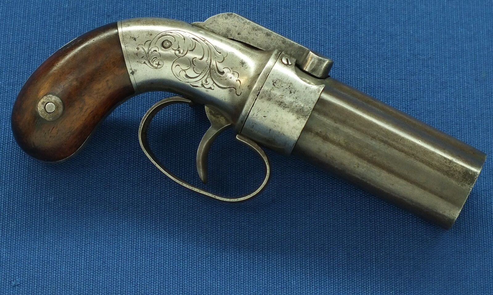 An antique American Manhattan New York 5 shot Percussion Pepperbox. 28 caliber, 3 inch barrel. Length 16cm. In very good condition. Price 850 euro.