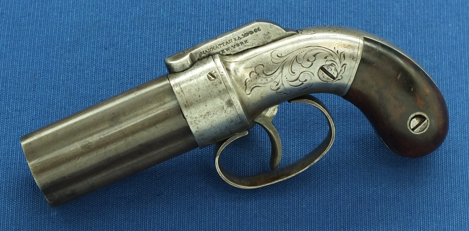 An antique American Manhattan New York 5 shot Percussion Pepperbox. 28 caliber, 3 inch barrel. Length 16cm. In very good condition. Price 850 euro.
