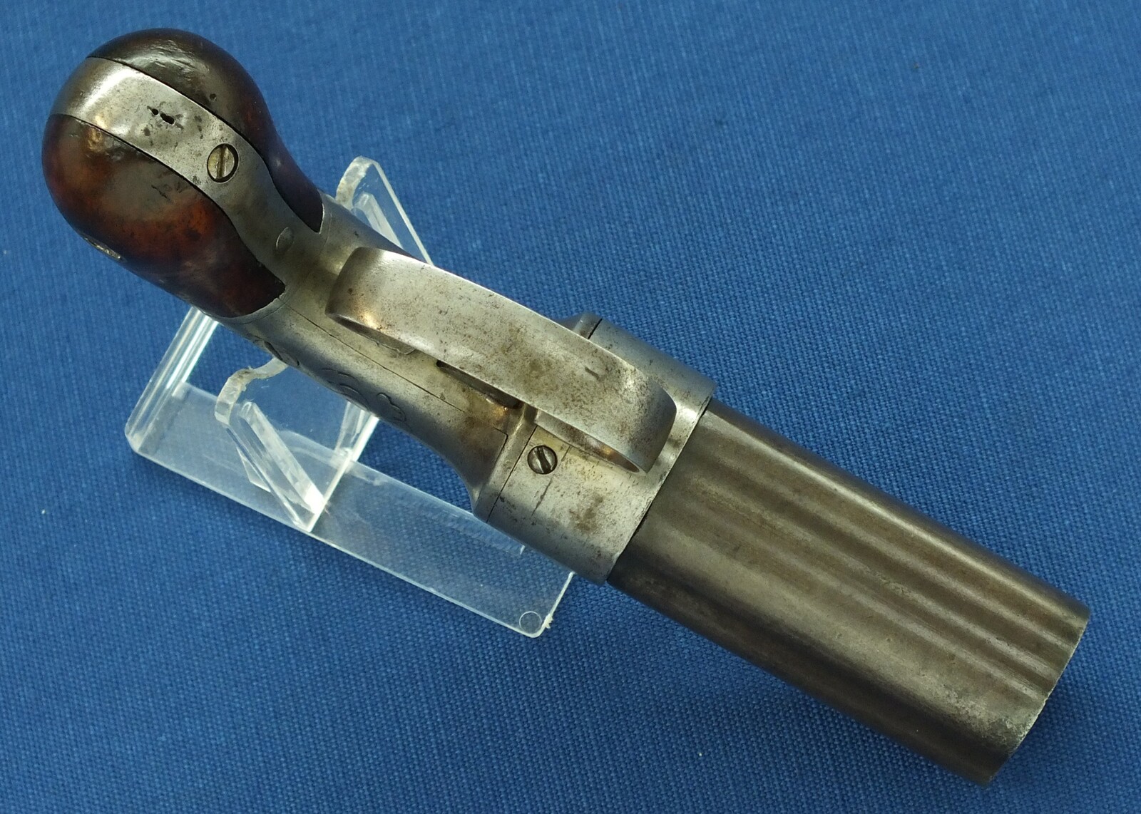 An antique American Manhattan New York 5 shot Percussion Pepperbox. 28 caliber, 3 inch barrel. Length 16cm. In very good condition. Price 850 euro.