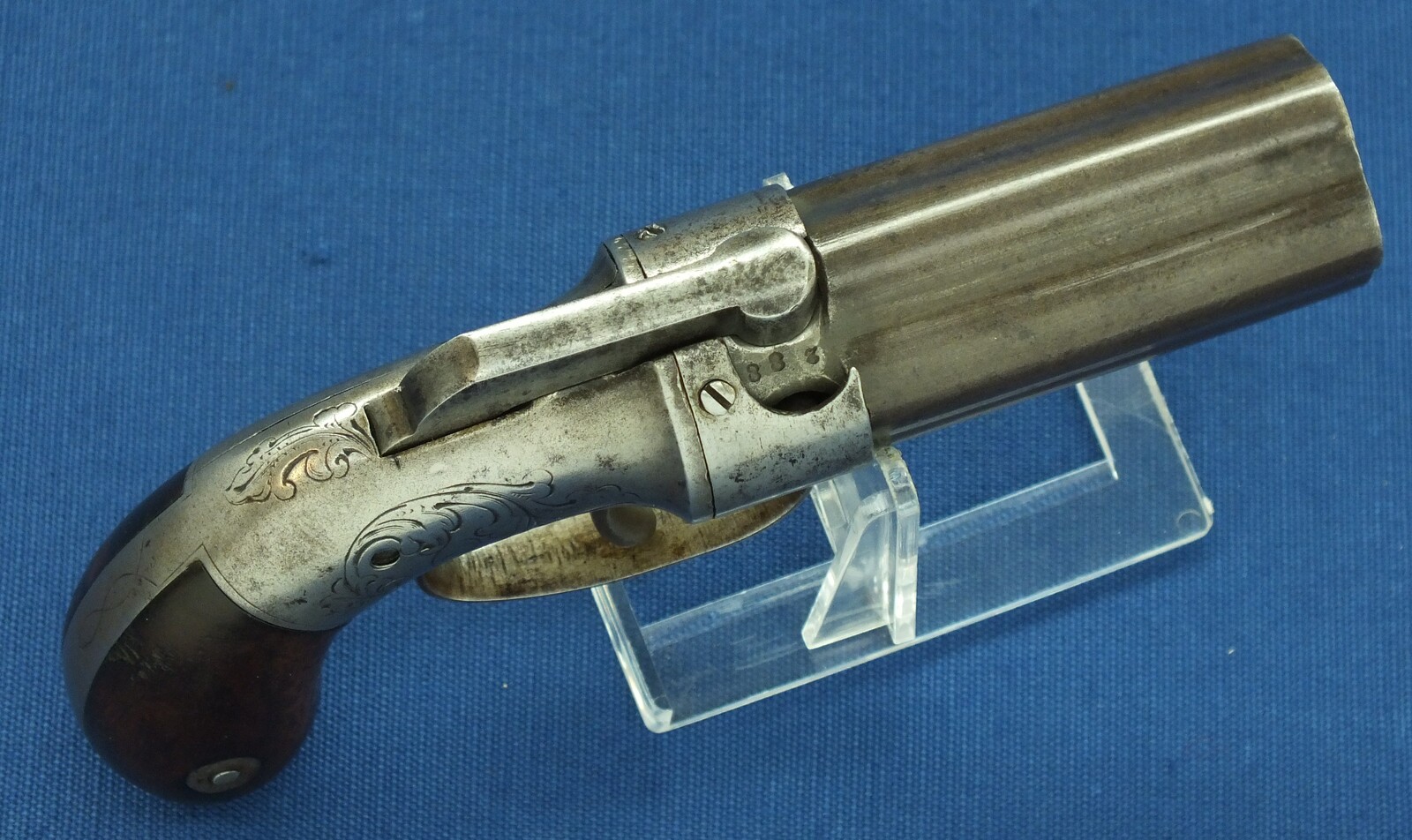 An antique American Manhattan New York 5 shot Percussion Pepperbox. 28 caliber, 3 inch barrel. Length 16cm. In very good condition. Price 850 euro.