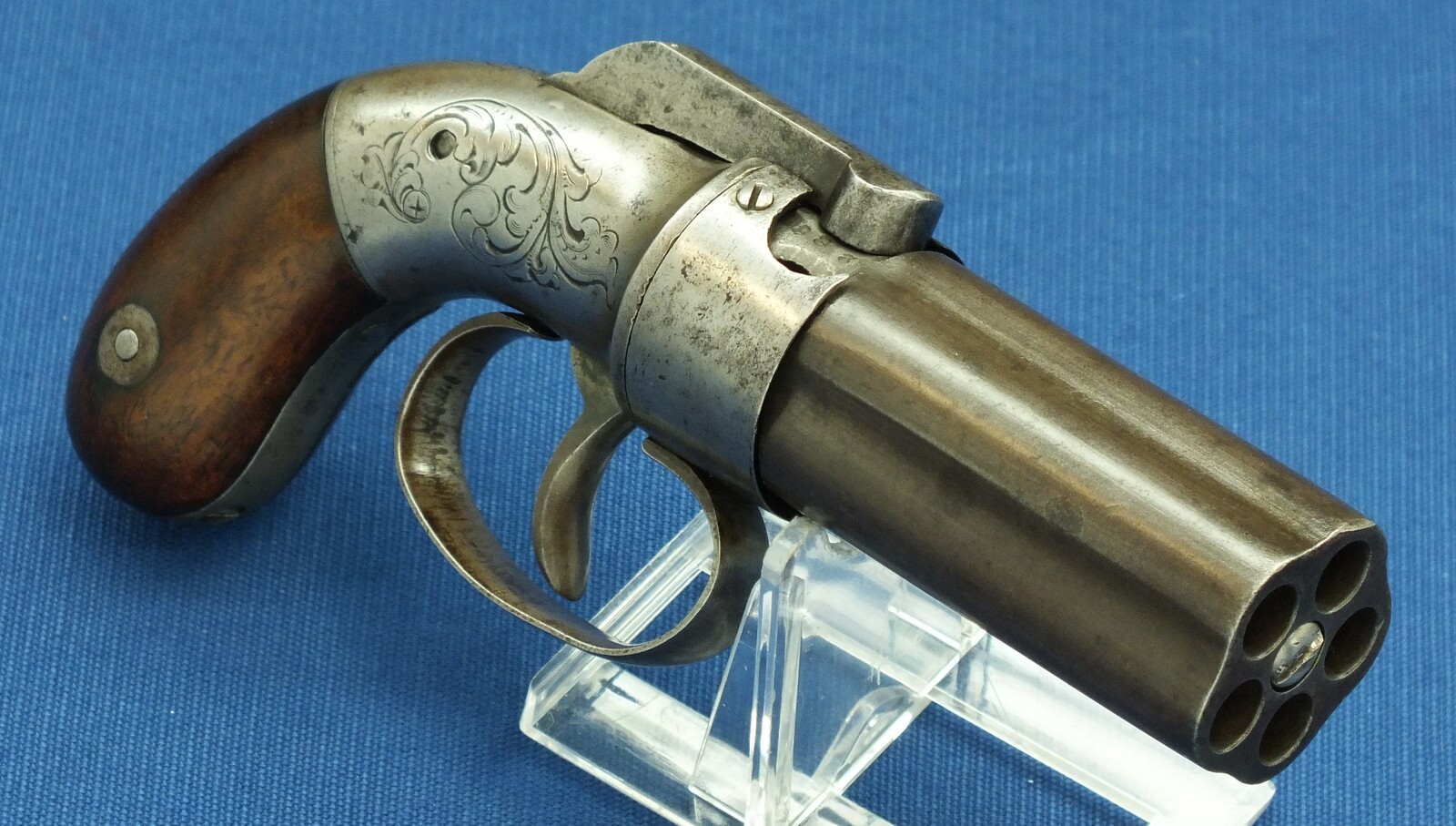 An antique American Manhattan New York 5 shot Percussion Pepperbox. 28 caliber, 3 inch barrel. Length 16cm. In very good condition. Price 850 euro.