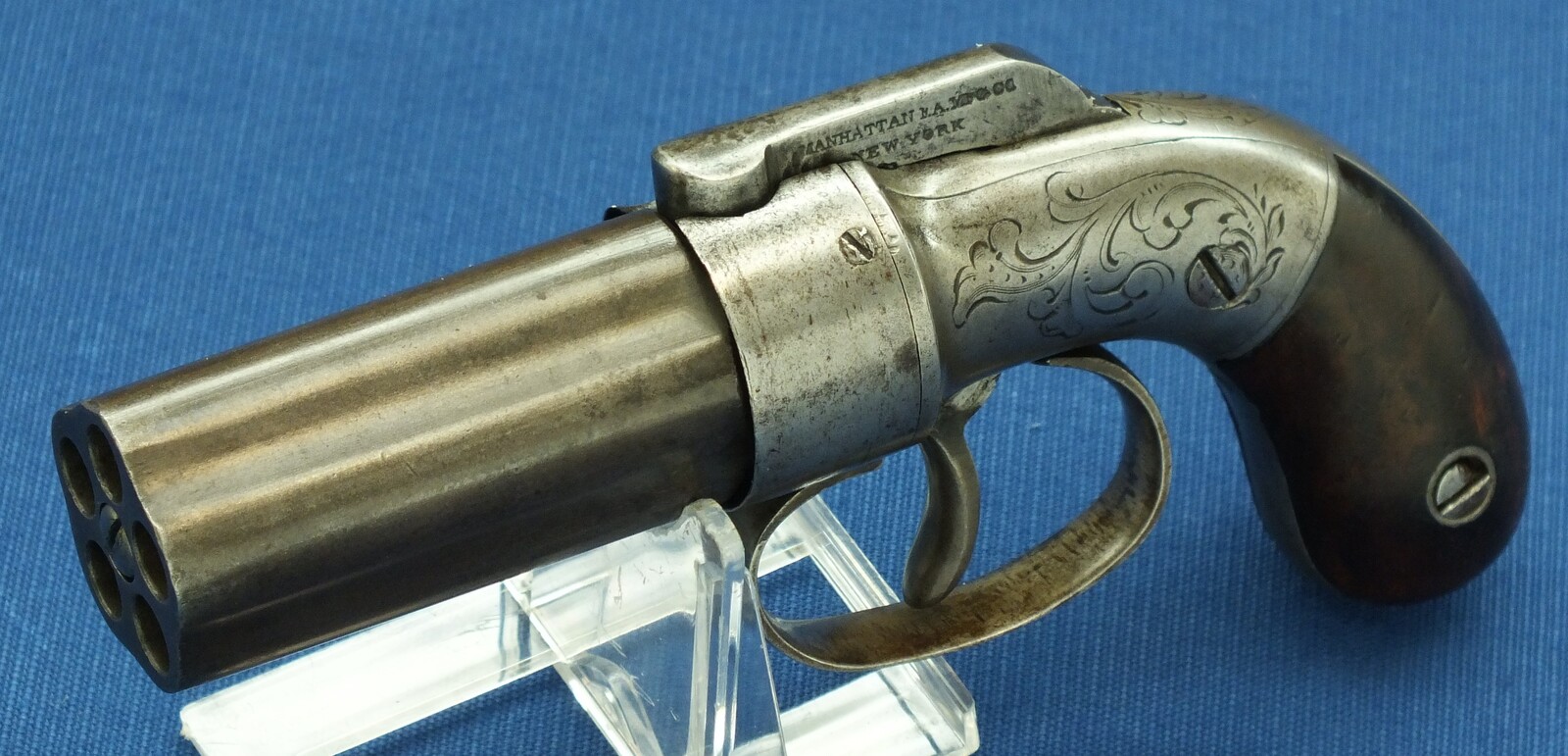 An antique American Manhattan New York 5 shot Percussion Pepperbox. 28 caliber, 3 inch barrel. Length 16cm. In very good condition. Price 850 euro.
