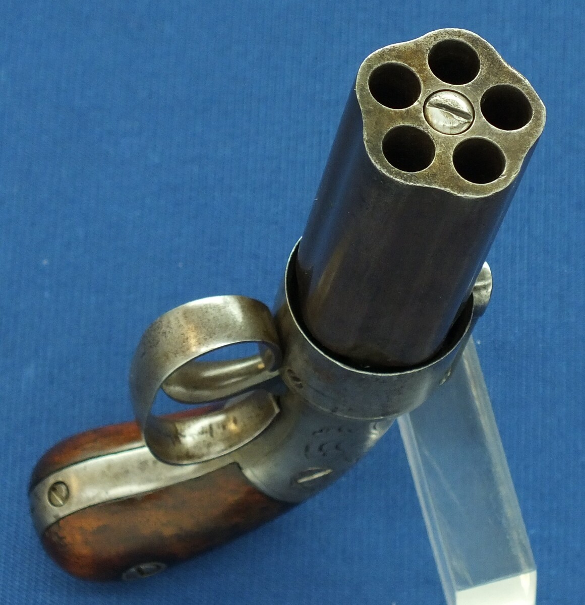 An antique American Manhattan New York 5 shot Percussion Pepperbox. 28 caliber, 3 inch barrel. Length 16cm. In very good condition. Price 850 euro.