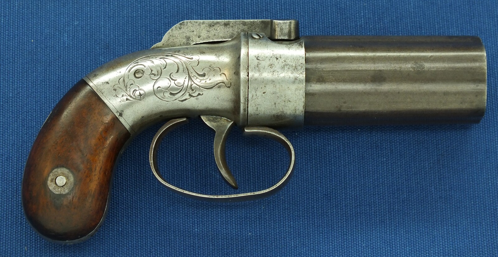An antique American Manhattan New York 5 shot Percussion Pepperbox. 28 caliber, 3 inch barrel. Length 16cm. In very good condition. Price 850 euro.