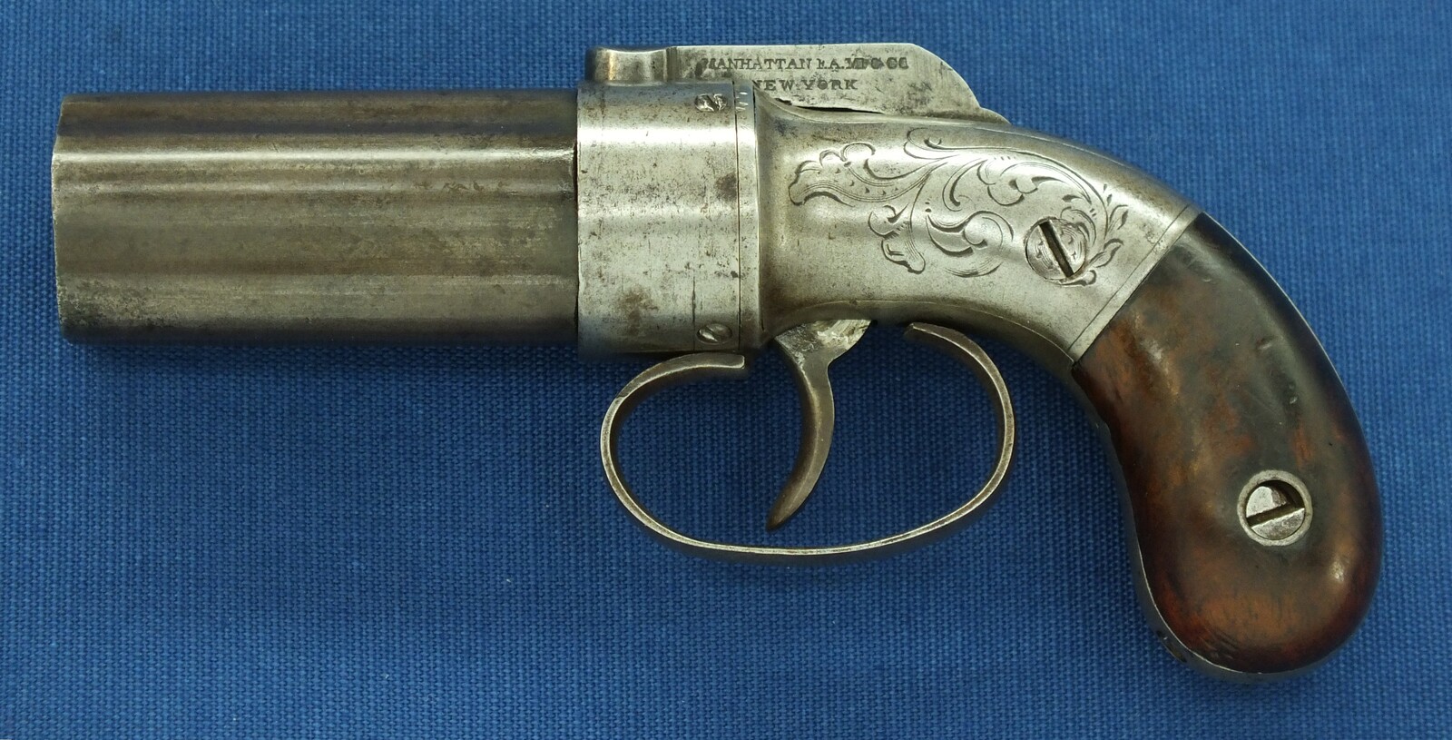 An antique American Manhattan New York 5 shot Percussion Pepperbox. 28 caliber, 3 inch barrel. Length 16cm. In very good condition. Price 850 euro.