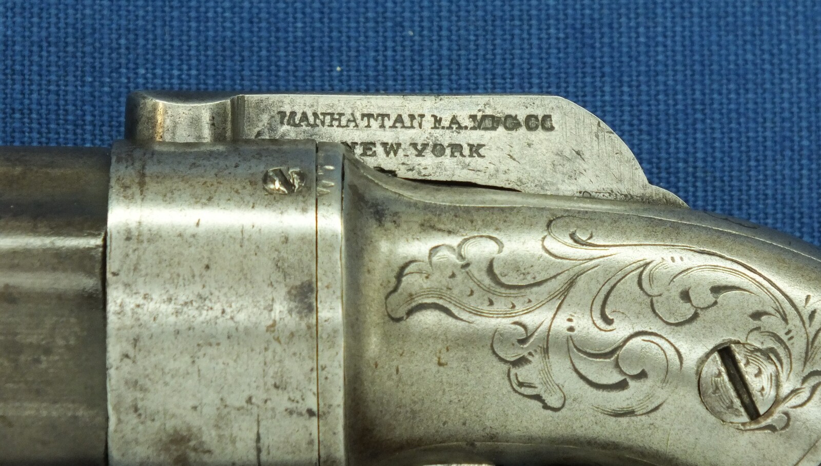 An antique American Manhattan New York 5 shot Percussion Pepperbox. 28 caliber, 3 inch barrel. Length 16cm. In very good condition. Price 850 euro.