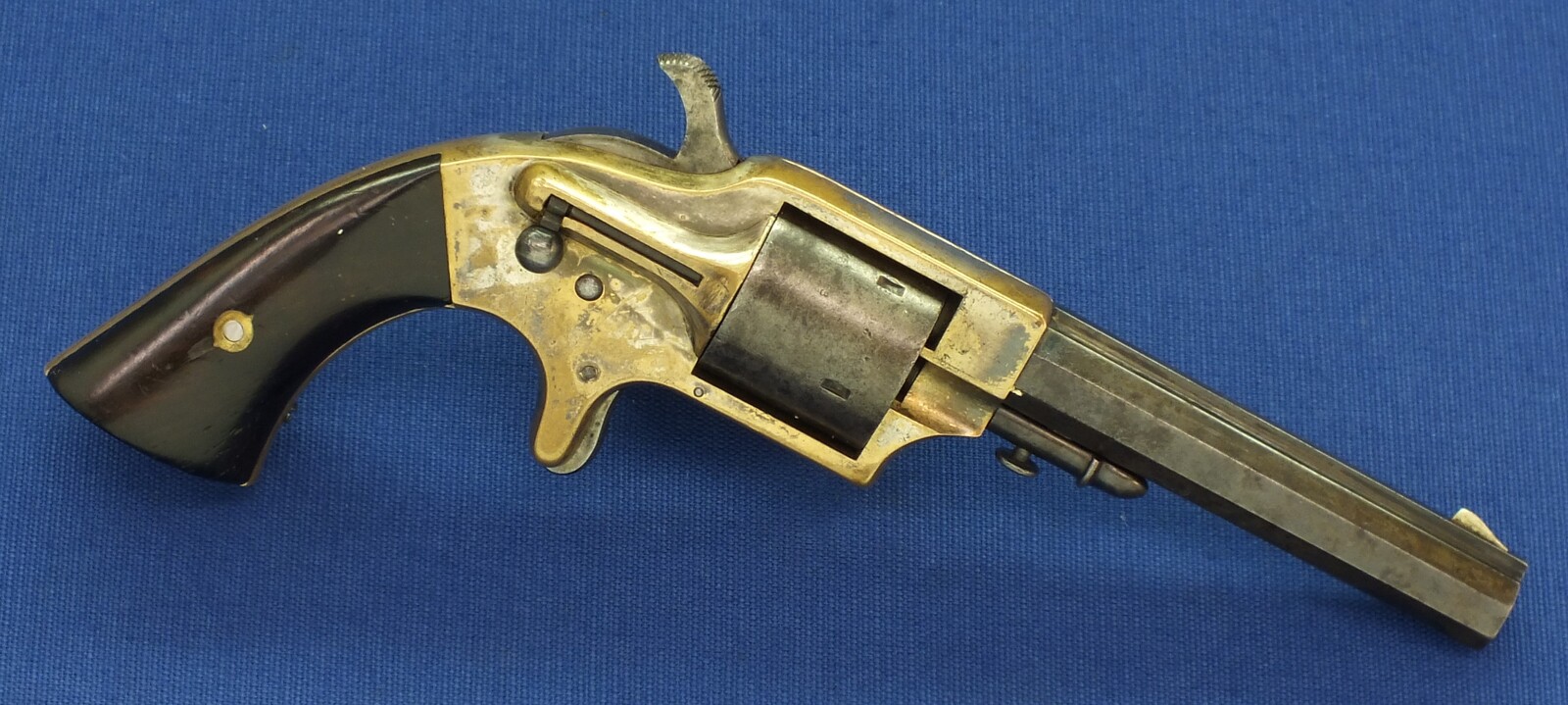 An antique American Merwin & Bray Fire-Arms Co. NY Plant's Frontloading Pocket 5 shot Revolver in it's original hinge top cardboard box .30 cup-primed caliber, length 20,5 cm, in very good condition. Price 1.600 euro