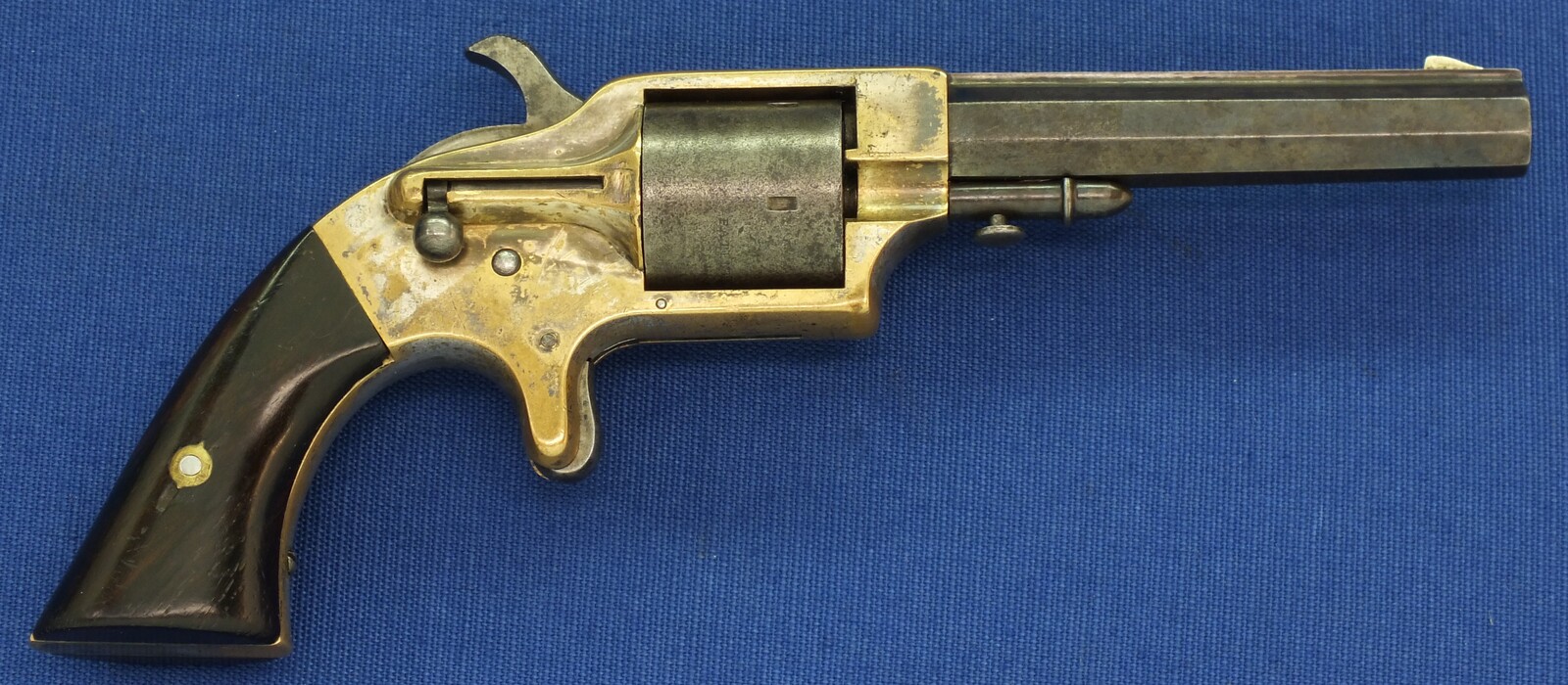 An antique American Merwin & Bray Fire-Arms Co. NY Plant's Frontloading Pocket 5 shot Revolver in it's original hinge top cardboard box .30 cup-primed caliber, length 20,5 cm, in very good condition. Price 1.600 euro