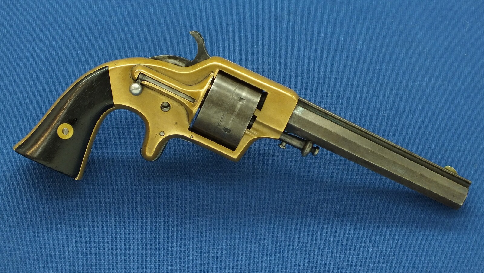 An antique American Merwin&Bray New York Plant's Mfg.Co. Front-Loading 6 shot 42 Caliber Cup-primed Army Revolver. 5,5 inch barrel. Length 28cm. In very good condition. Price 1.500 euro.