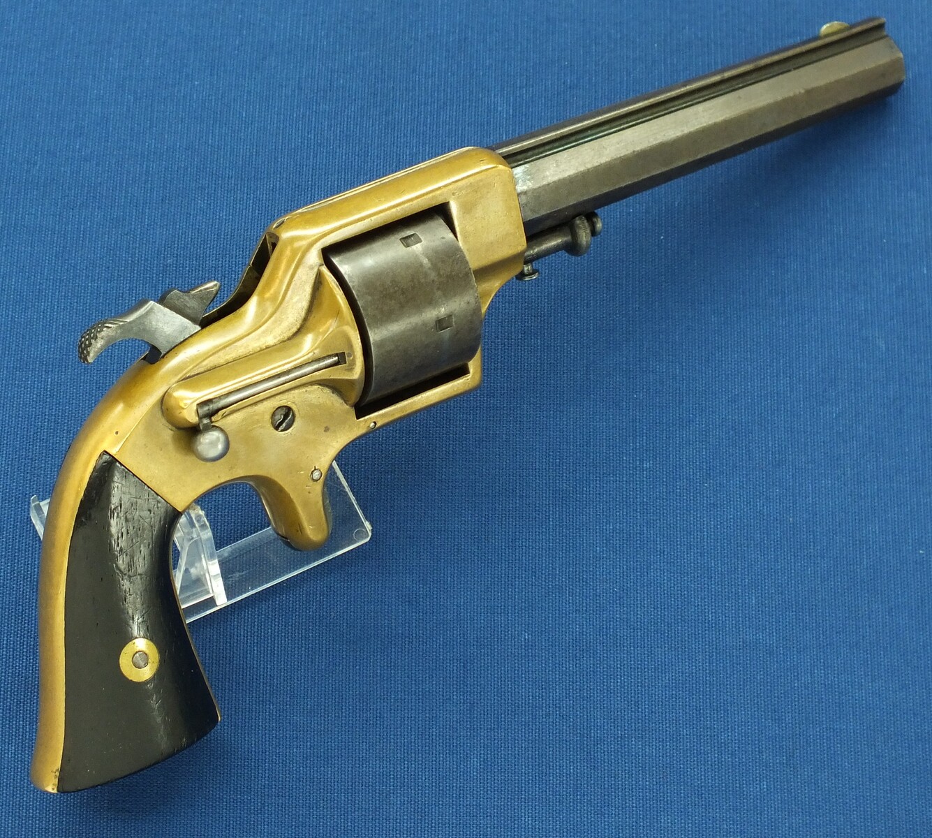 An antique American Merwin&Bray New York Plant's Mfg.Co. Front-Loading 6 shot 42 Caliber Cup-primed Army Revolver. 5,5 inch barrel. Length 28cm. In very good condition. Price 1.500 euro.