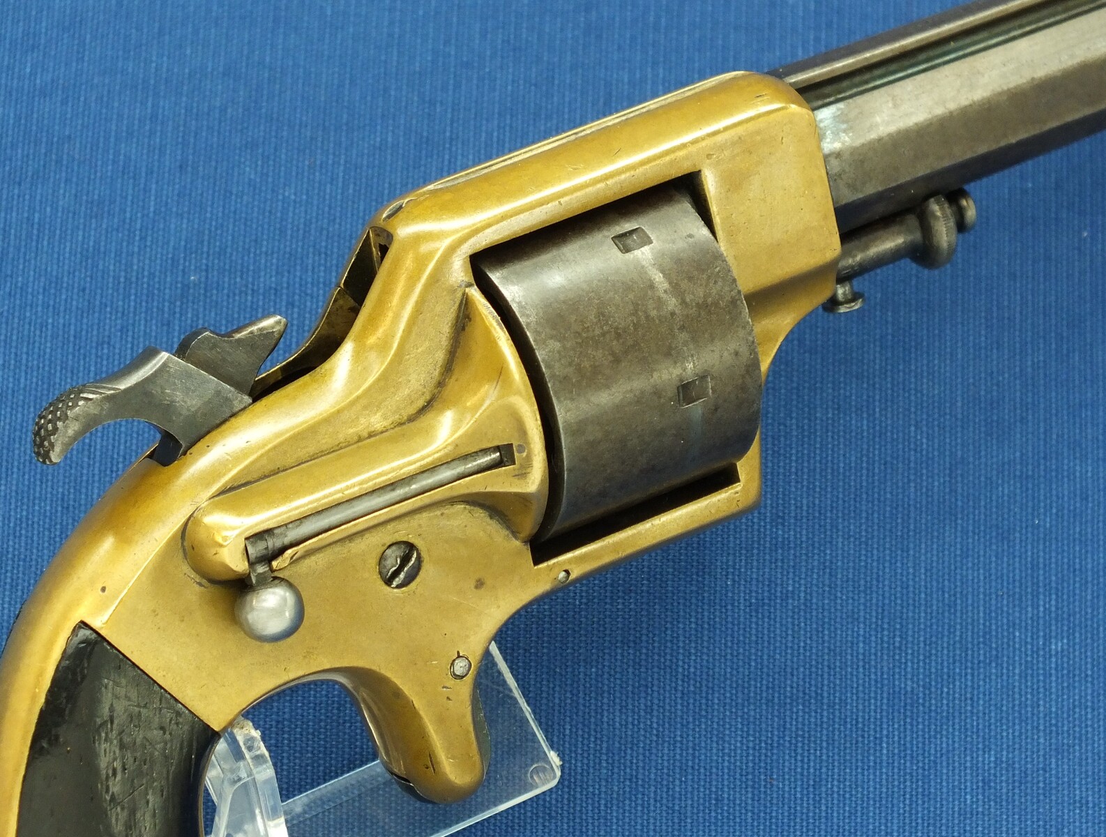 An antique American Merwin&Bray New York Plant's Mfg.Co. Front-Loading 6 shot 42 Caliber Cup-primed Army Revolver. 5,5 inch barrel. Length 28cm. In very good condition. Price 1.500 euro.