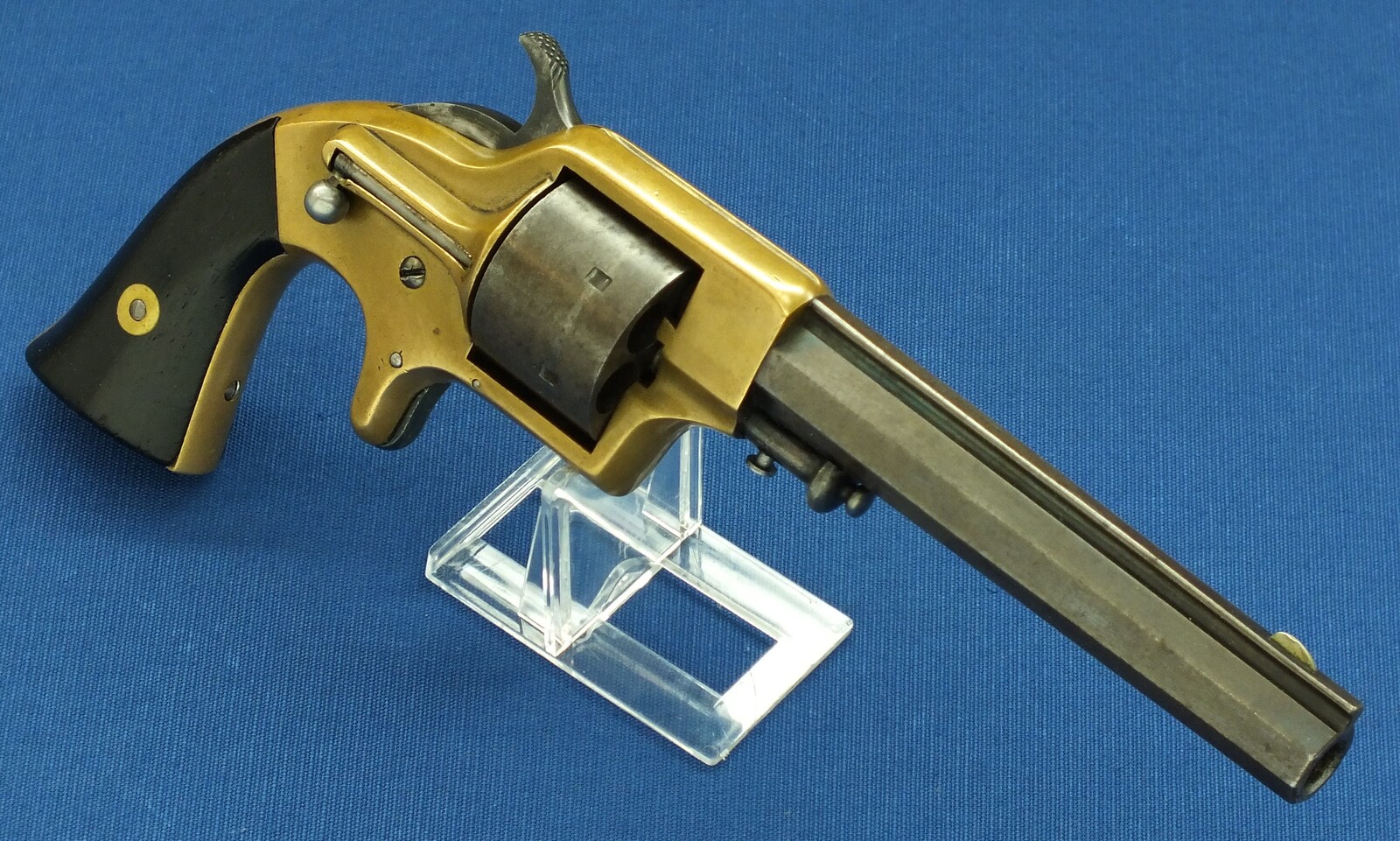 An antique American Merwin&Bray New York Plant's Mfg.Co. Front-Loading 6 shot 42 Caliber Cup-primed Army Revolver. 5,5 inch barrel. Length 28cm. In very good condition. Price 1.500 euro.