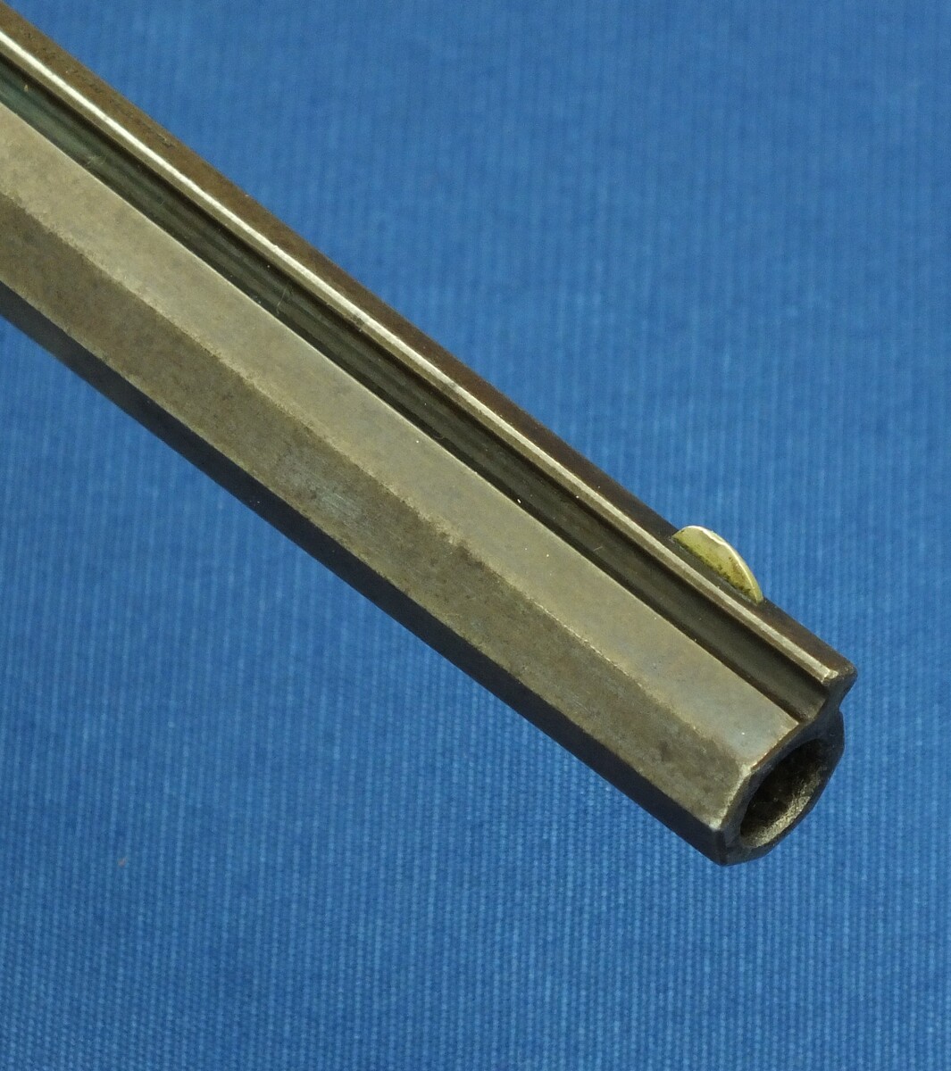 An antique American Merwin&Bray New York Plant's Mfg.Co. Front-Loading 6 shot 42 Caliber Cup-primed Army Revolver. 5,5 inch barrel. Length 28cm. In very good condition. Price 1.500 euro.