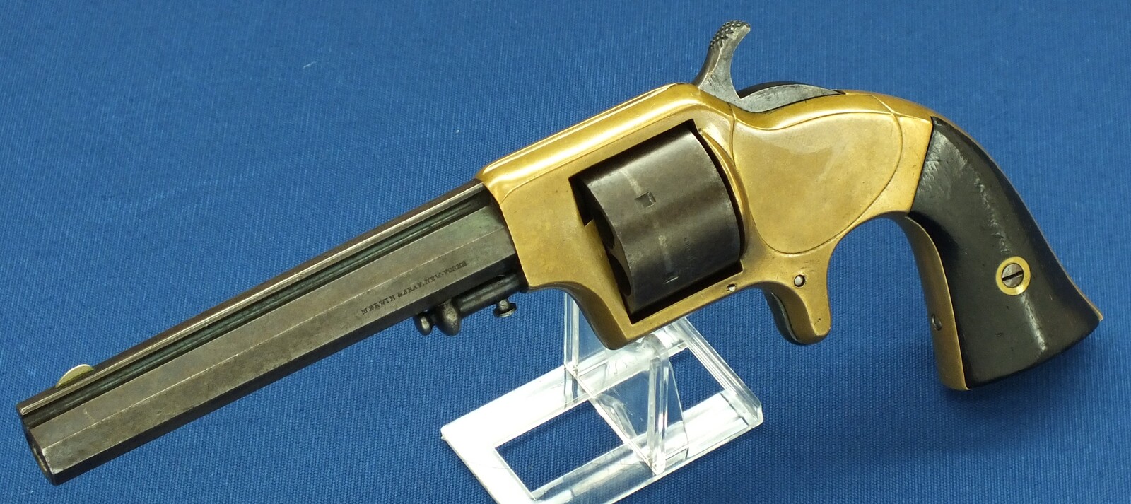 An antique American Merwin&Bray New York Plant's Mfg.Co. Front-Loading 6 shot 42 Caliber Cup-primed Army Revolver. 5,5 inch barrel. Length 28cm. In very good condition. Price 1.500 euro.