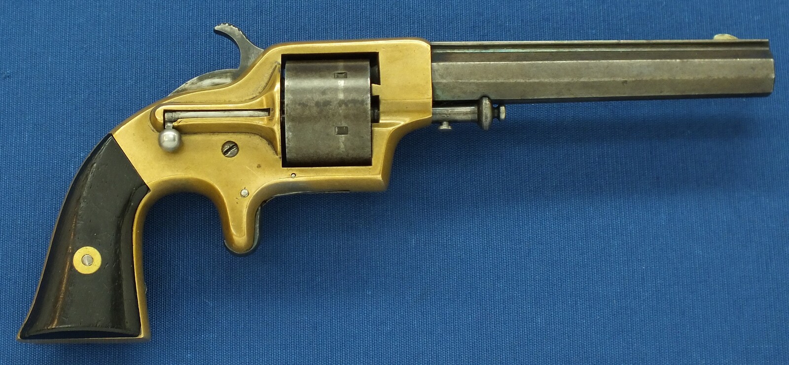 An antique American Merwin&Bray New York Plant's Mfg.Co. Front-Loading 6 shot 42 Caliber Cup-primed Army Revolver. 5,5 inch barrel. Length 28cm. In very good condition. Price 1.500 euro.