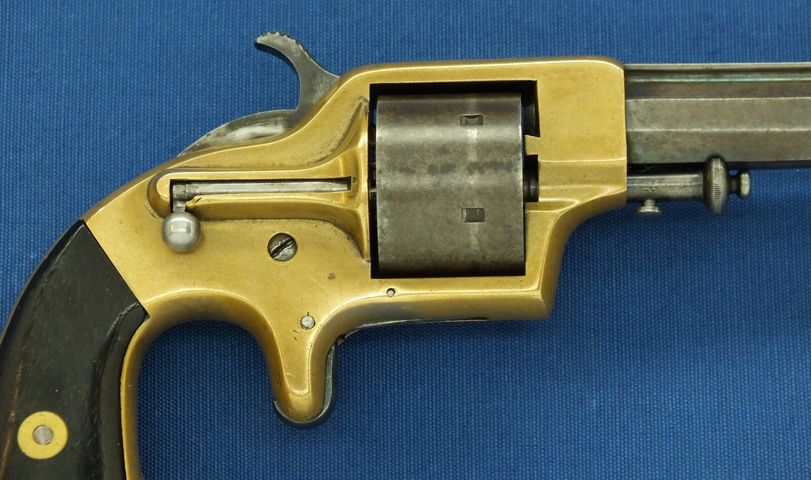 An antique American Merwin&Bray New York Plant's Mfg.Co. Front-Loading 6 shot 42 Caliber Cup-primed Army Revolver. 5,5 inch barrel. Length 28cm. In very good condition. Price 1.500 euro.