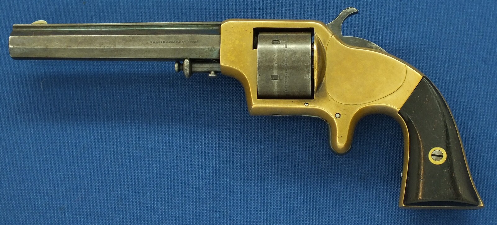 An antique American Merwin&Bray New York Plant's Mfg.Co. Front-Loading 6 shot 42 Caliber Cup-primed Army Revolver. 5,5 inch barrel. Length 28cm. In very good condition. Price 1.500 euro.