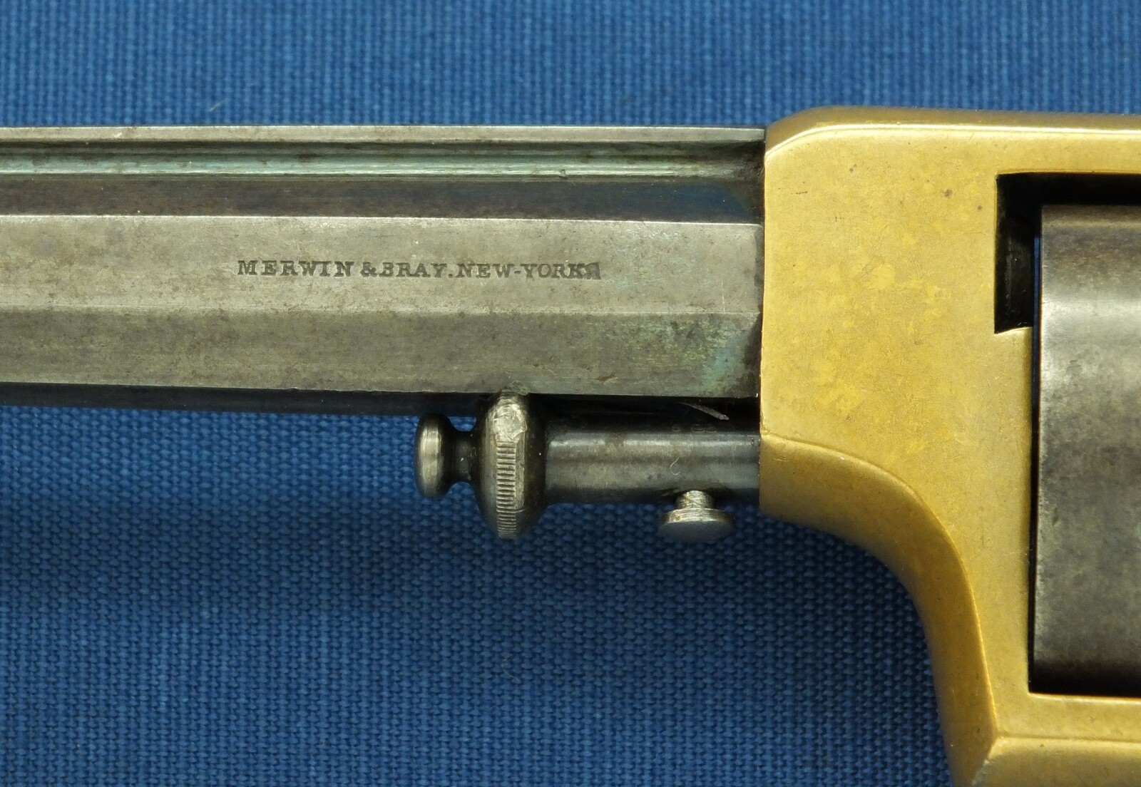 An antique American Merwin&Bray New York Plant's Mfg.Co. Front-Loading 6 shot 42 Caliber Cup-primed Army Revolver. 5,5 inch barrel. Length 28cm. In very good condition. Price 1.500 euro.
