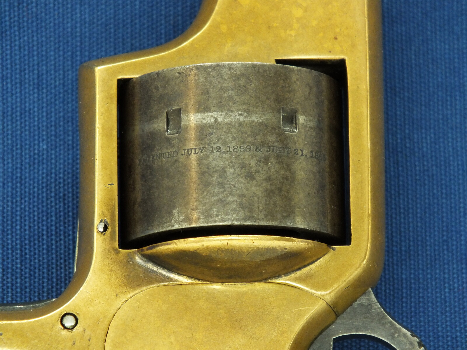 An antique American Merwin&Bray New York Plant's Mfg.Co. Front-Loading 6 shot 42 Caliber Cup-primed Army Revolver. 5,5 inch barrel. Length 28cm. In very good condition. Price 1.500 euro.