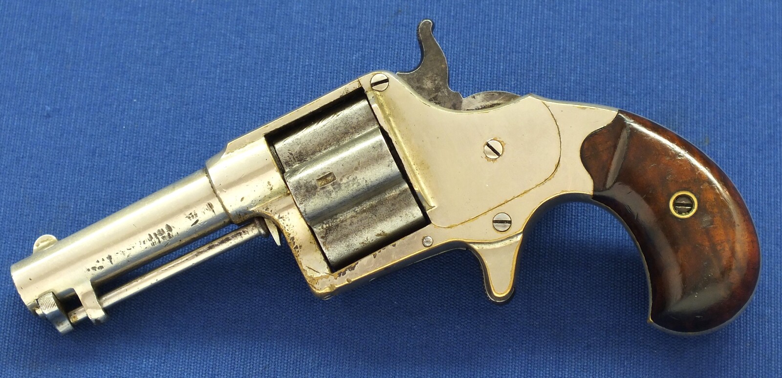 An antique American Nickel Plated Colt House Cloverleaf Model Revolver with 3 inch round barrel with Hartford address. 4 shot .41 Rimfire Caliber. Length 18,5cm. In very good condition. Price 1.850 euro.