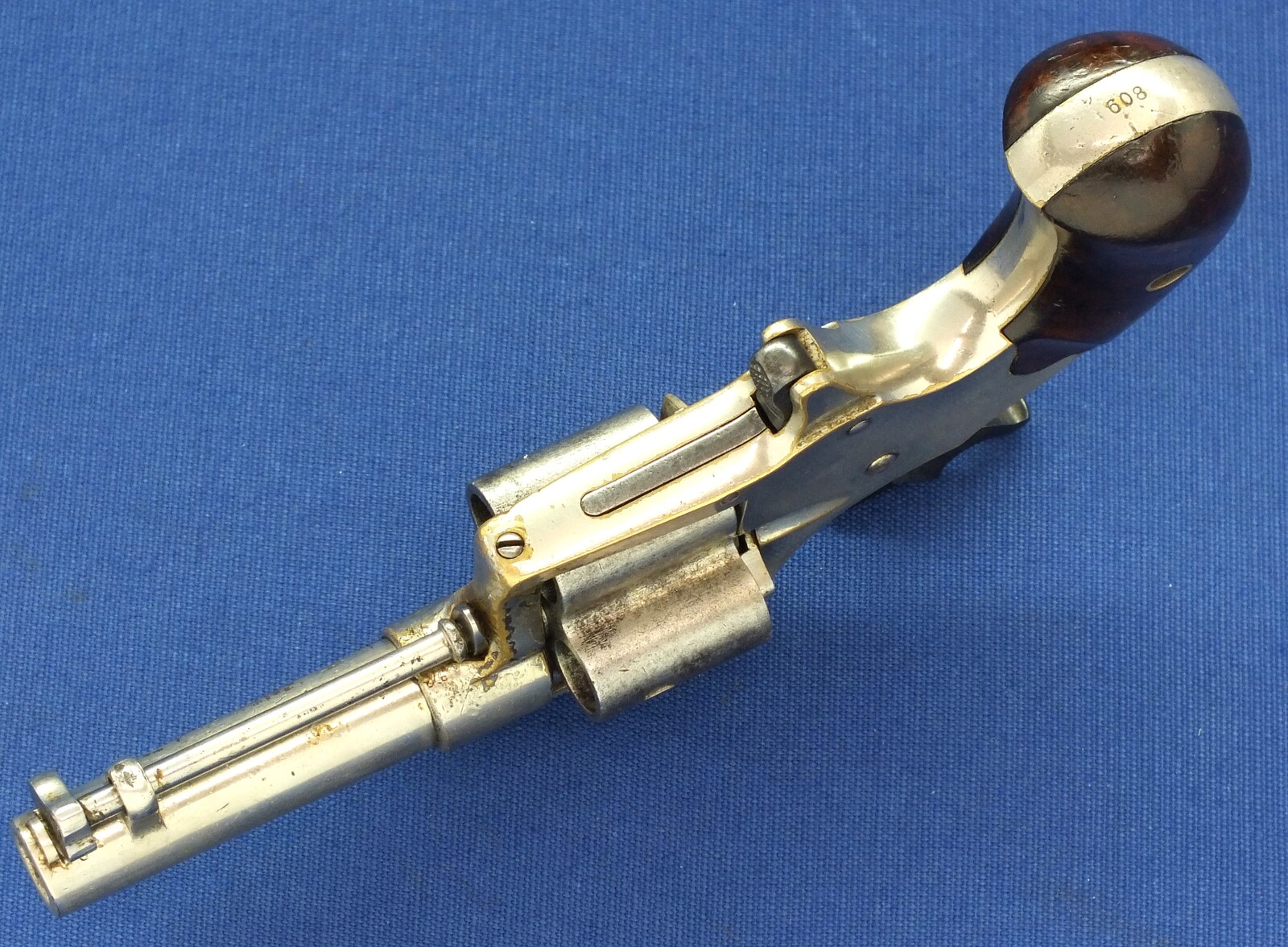 An antique American Nickel Plated Colt House Cloverleaf Model Revolver with 3 inch round barrel with Hartford address. 4 shot .41 Rimfire Caliber. Length 18,5cm. In very good condition. Price 1.850 euro.