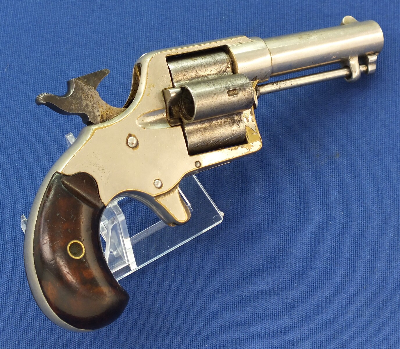 An antique American Nickel Plated Colt House Cloverleaf Model Revolver with 3 inch round barrel with Hartford address. 4 shot .41 Rimfire Caliber. Length 18,5cm. In very good condition. Price 1.850 euro.