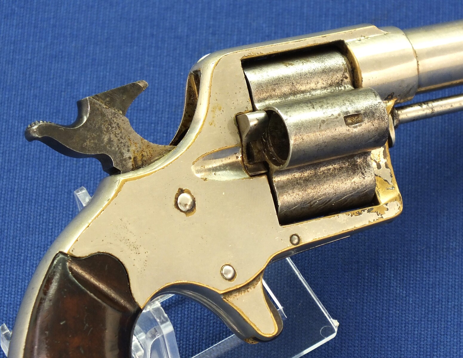 An antique American Nickel Plated Colt House Cloverleaf Model Revolver with 3 inch round barrel with Hartford address. 4 shot .41 Rimfire Caliber. Length 18,5cm. In very good condition. Price 1.850 euro.